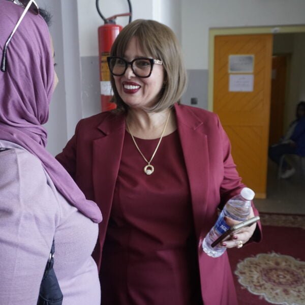 فاطمة فضيل مغربية تلبس عباءة الدبلوماسية الموازية وتعرف بالمغرب في المحافل الدولية