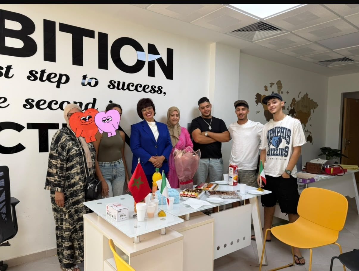 Étudiants et parents célébrant leurs visas Italie à l'agence Golden Student Agadir