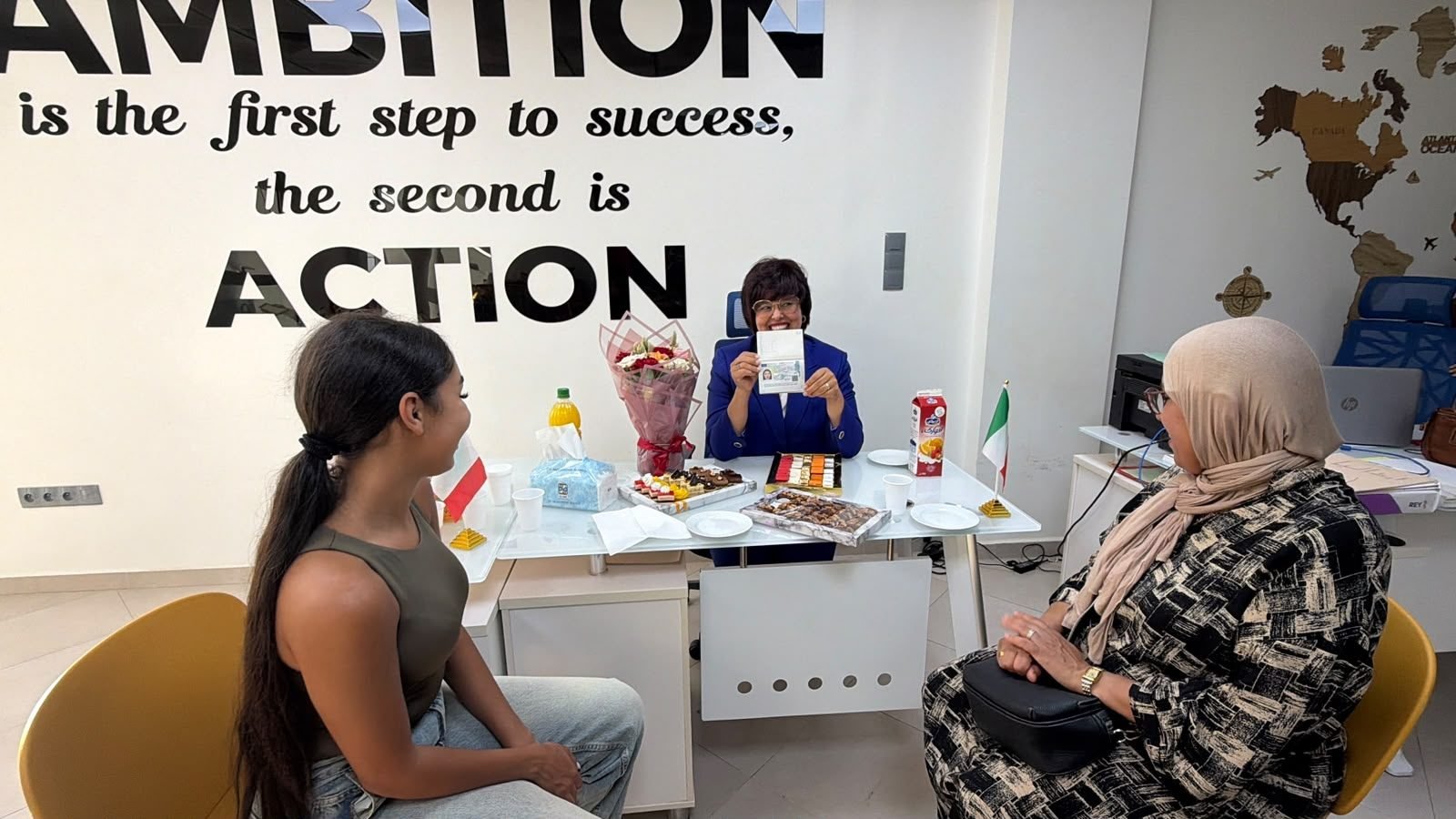 Remise du visa d'études à une étudiante et sa mère chez Golden Student Agadir